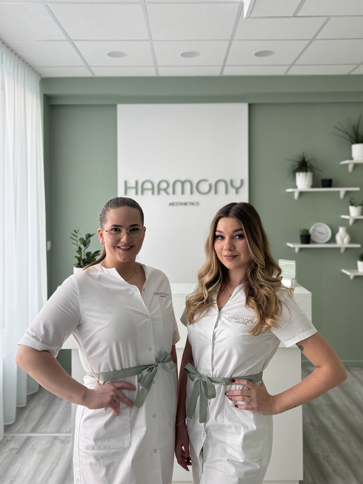 Tím HARMONY Aesthetics pred logom salónu